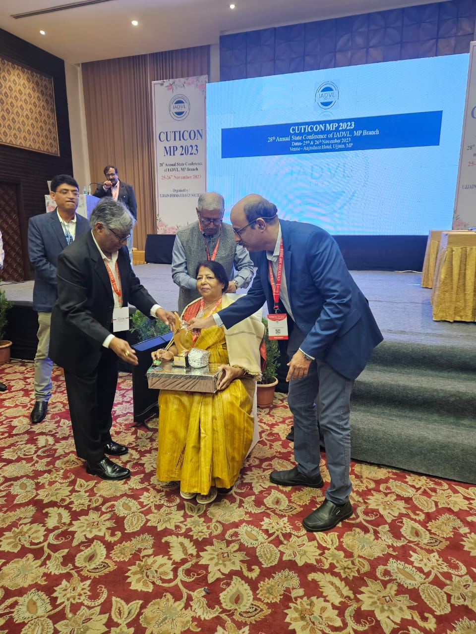 Prof. Dr. Usha Gupta being felicitated at CUTICON MP 2023